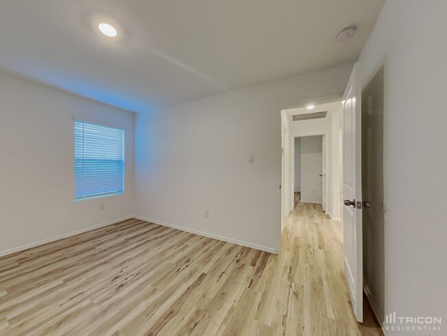 Building Photo - 10511 Pineland Dr