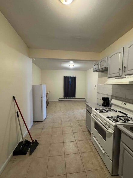 Building Photo - 46 Oraton St