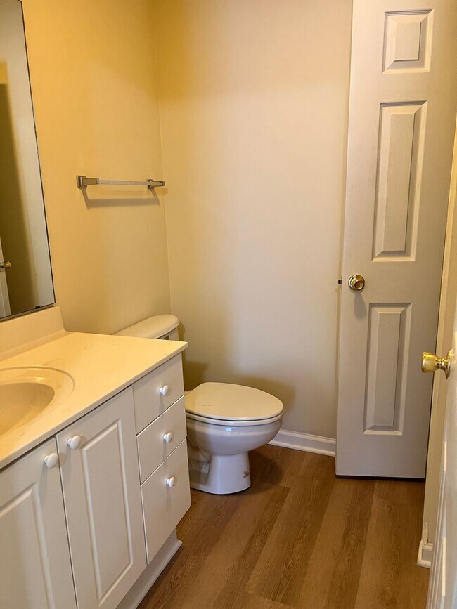 Building Photo - 3 Bedroom, 2 Bath House Available On Wesle...