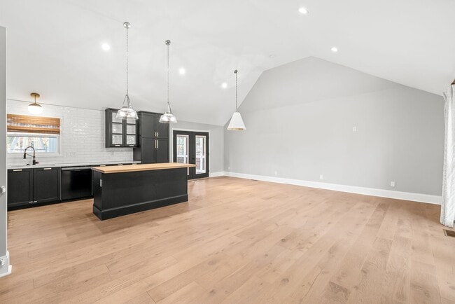 Building Photo - (Coming Soon) Charming Modern Farmhouse in the Heart of Beverly Woods