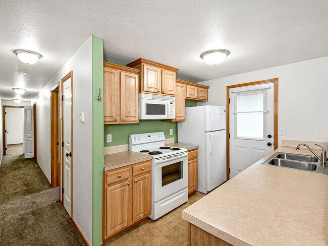 Building Photo - Cozy, lower level 2-bdrm/1-bath Hazelwood duplex. Portable AC, in-unit laundry, fenced side yard/...