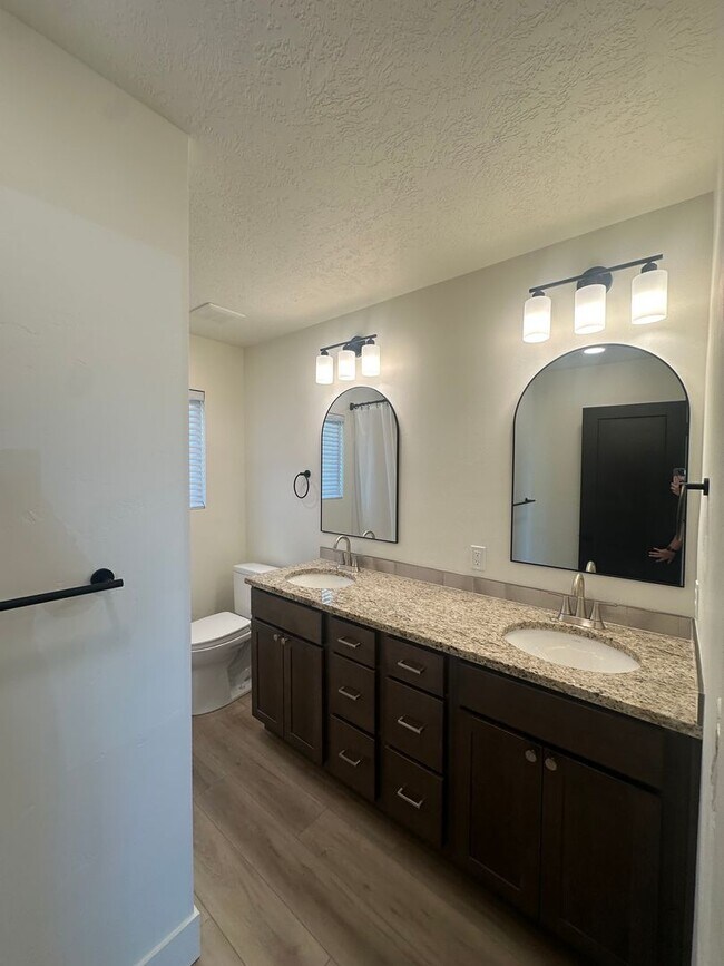 Building Photo - 2 bed, 1 Bath, 1 Car Garage, - Modern Insi...