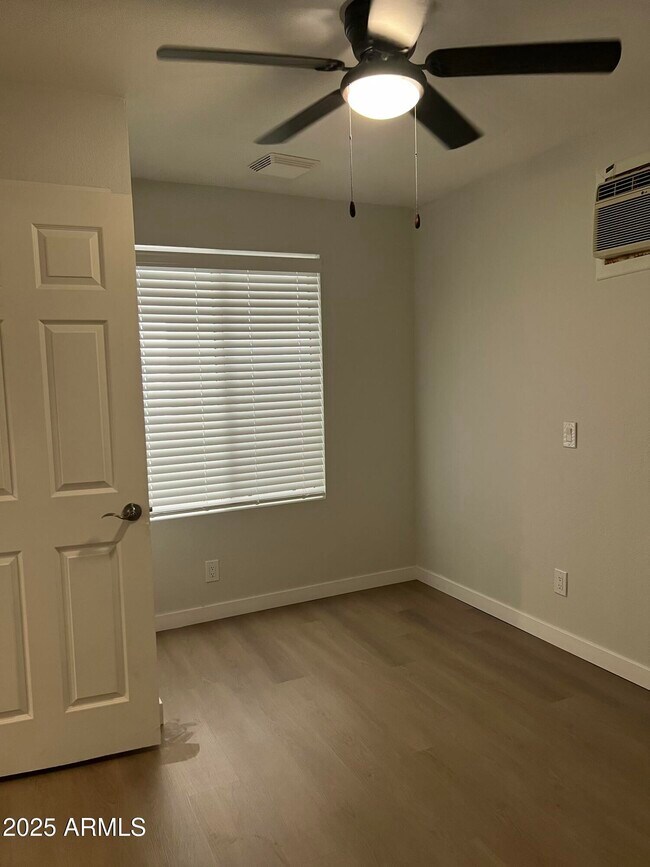 Building Photo - 540 E Royal Palms Dr
