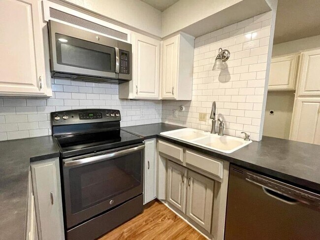 Building Photo - 1432 S Stoneridge Manor