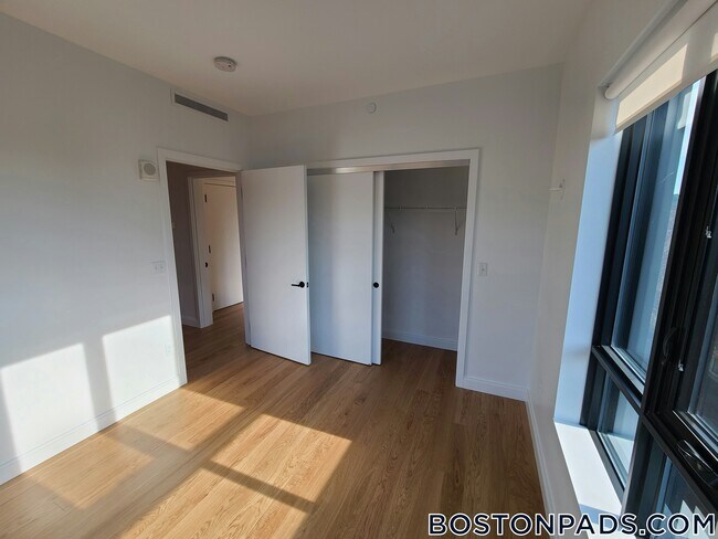 Building Photo - 83 Gardner St