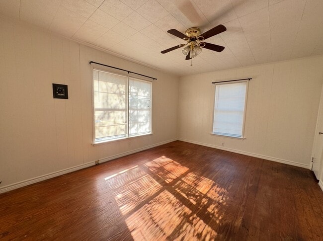 Building Photo - 1002 Barnhill St