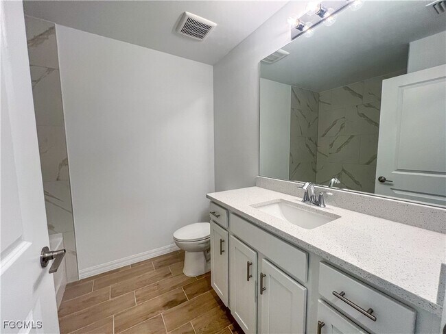 Building Photo - 2127 SW 12th Ave