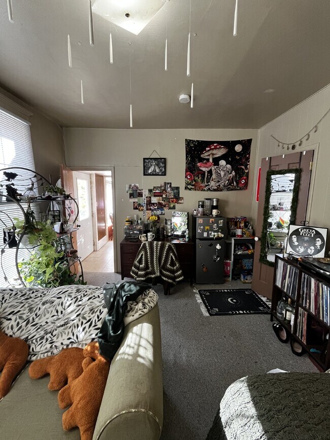 Building Photo - Nice 4 Bed 1 Bath close to UWEC and Water St! Available June 1st