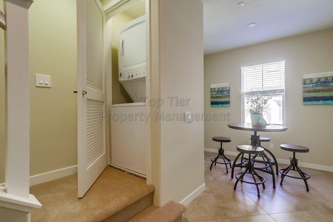 Building Photo - ***Beautiful 2 bed / 2.5 bath / 1,158 sqft...