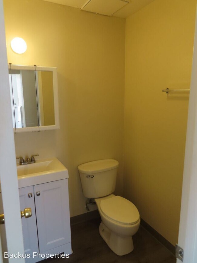 Building Photo - 2 br, 1.5 bath House - 915-7 Acosta Plaza