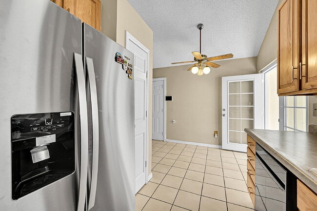 Building Photo - $1,895.00 with $300 OFF First Month's Rent, 2 Bedrooms, 1.5 Bathroom, Single Family Home in Color...