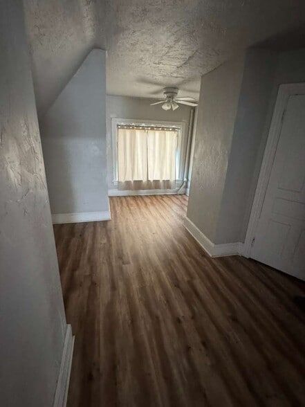 Building Photo - 1948 Broadway Ave