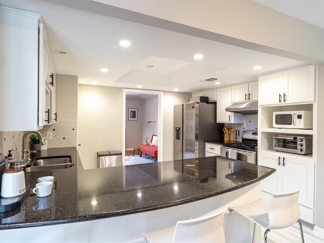 Building Photo - 2110 Wychwood Dr