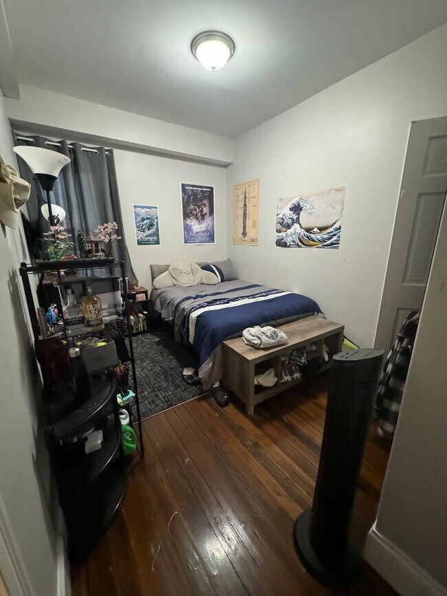 Building Photo - Great 4 bedroom w/ 2 full bathrooms - Northeastern