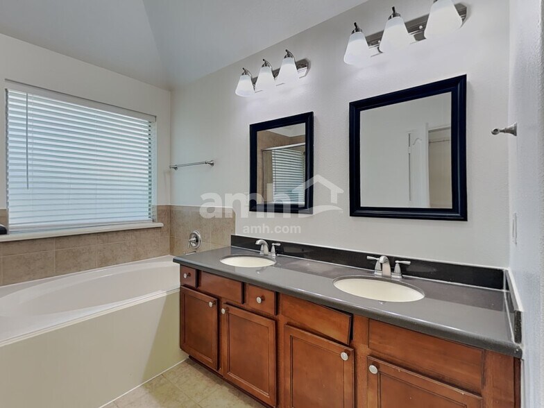 Building Photo - 10006 Blissfull Valley Ln