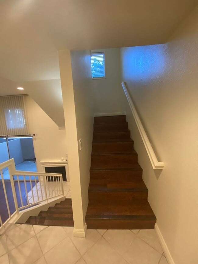 Building Photo - Awesome Townhouse in El Segundo w/Laundry in Unit, Garage and Pool