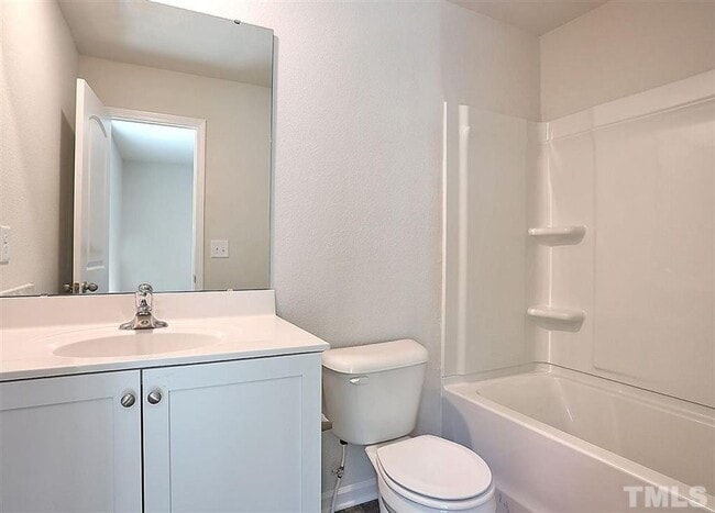 Building Photo - 2 Bedroom Townhome Available June 2026!