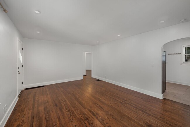 Building Photo - 1002 Broadmoor Dr