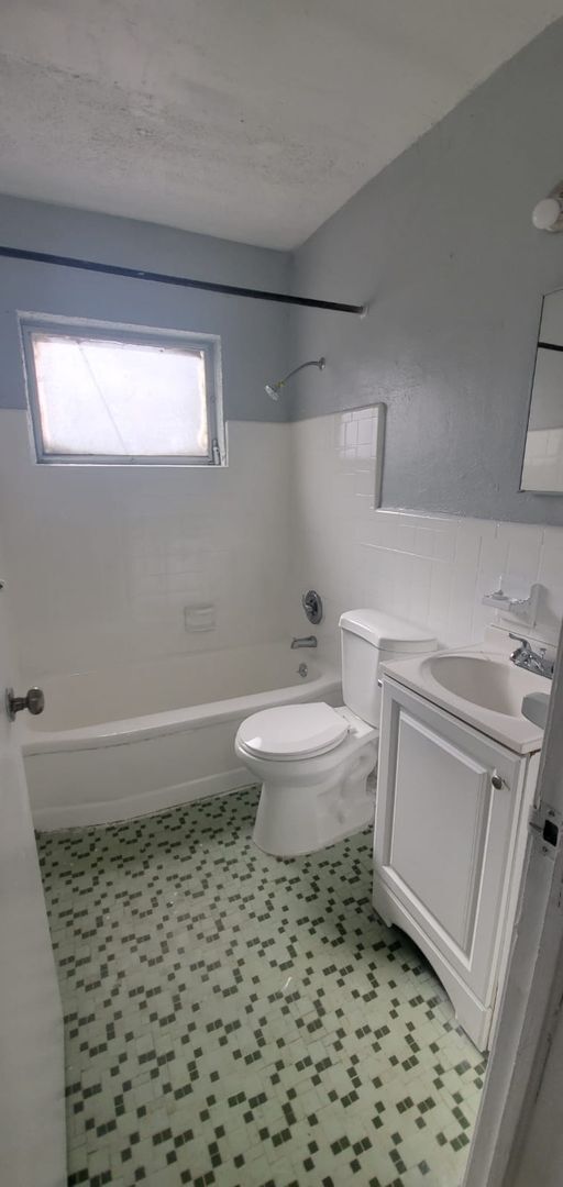 Building Photo - Beautiful & Cozy 3/1 in Downtown St.Pete!! Apply for FREE This Holiday Season!