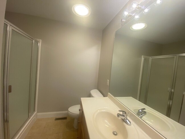 Building Photo - 2 Bedroom Ashton Estates Townhouse- Availa...