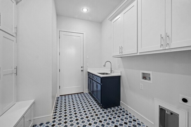 Building Photo - 6465 Courtland Ave