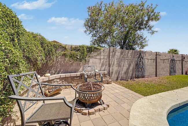 Building Photo - 3236 E Hiddenview Dr