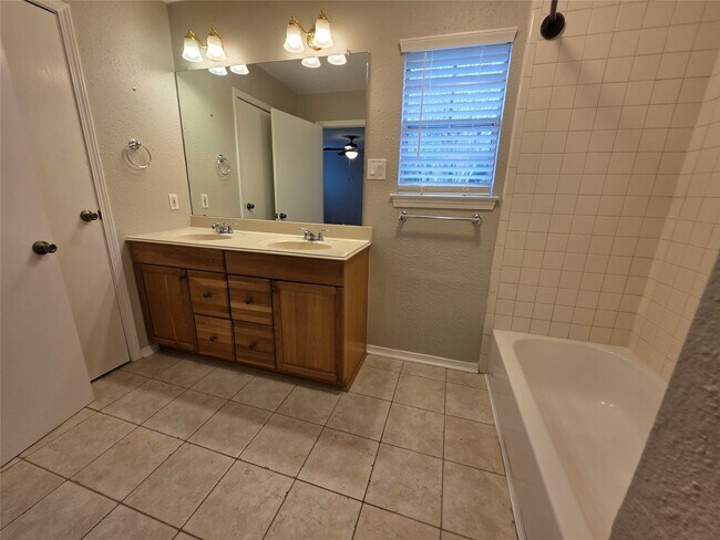 Building Photo - 419 Gleneagles Dr