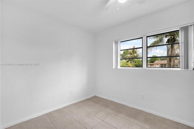 Building Photo - 1050 NE 156th St