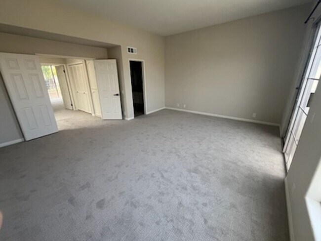 Building Photo - Luxurious Townhouse Located in the exclusi...