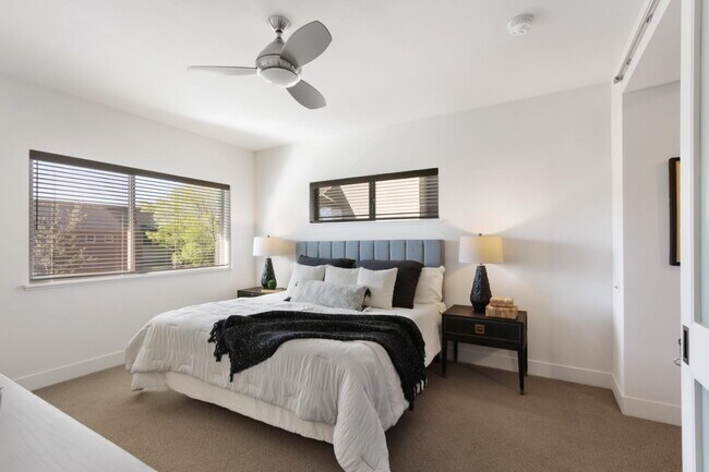 Building Photo - Gorgeous townhouse