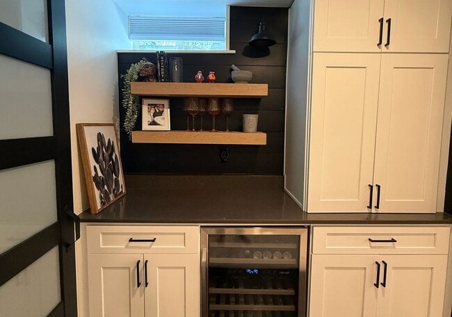 Building Photo - High end Hilltop 3br/2.5 bath with office,...