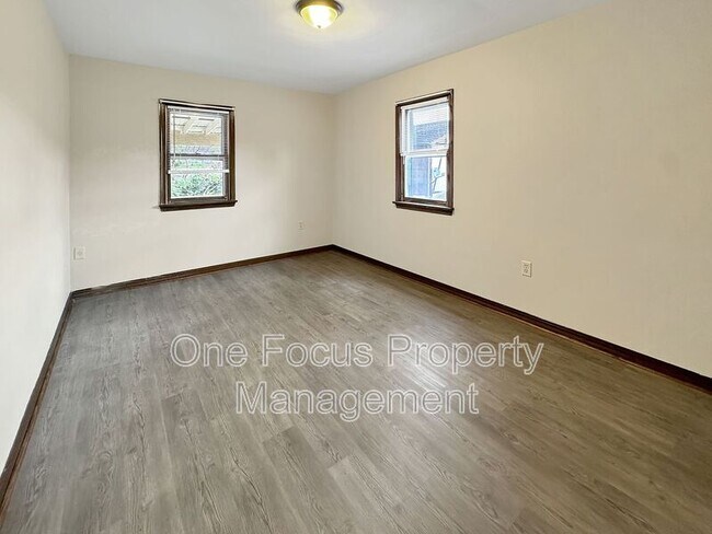 Building Photo - 610 Huston St