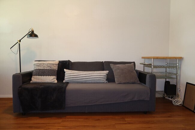 Building Photo - Hyde Park Country Condo - Furnished - 1BD/1BA - Covered Parking -Close to Everything