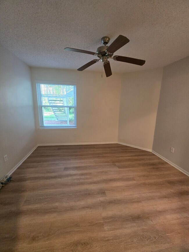 Building Photo - 2577 Grassy Point Dr
