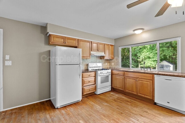 Building Photo - 561 Golfwood Dr