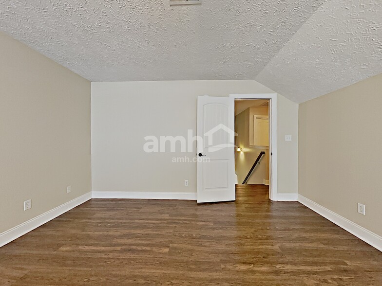 Building Photo - 1131 Longwood Dr