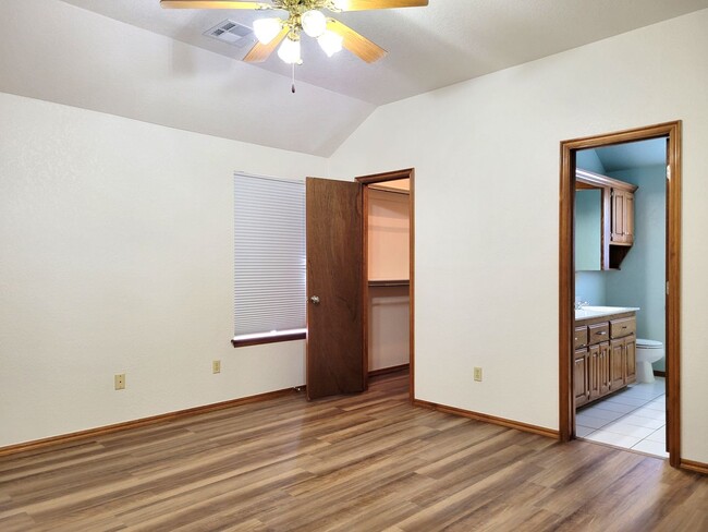 Building Photo - This pristine home in Northern Moore is a ...