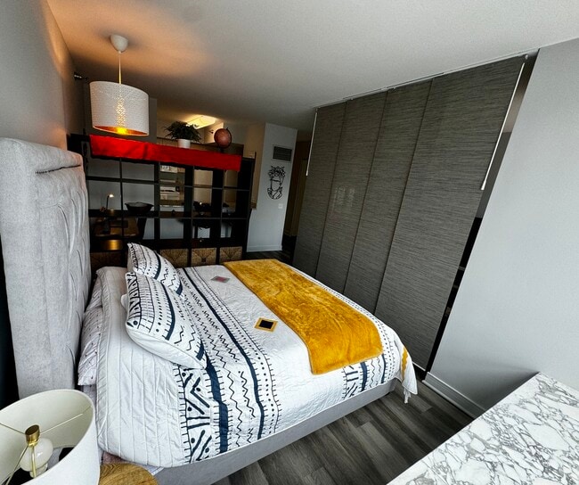 Building Photo - 512 N McClurg Ct