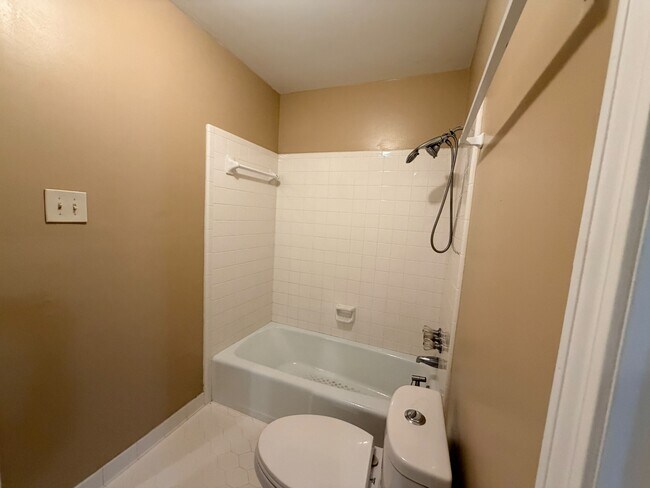 Building Photo - 1017 Westbury Dr