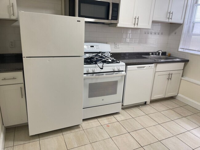 Building Photo - Nice sunny 2 bed , Big bedrooms with Heat and Hot water Inc  1 FREE MONTH RENT  Easy choice $883 ...
