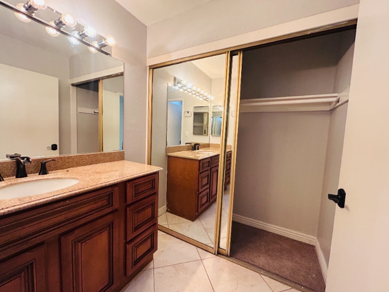 Building Photo - 1040 W MacArthur Blvd