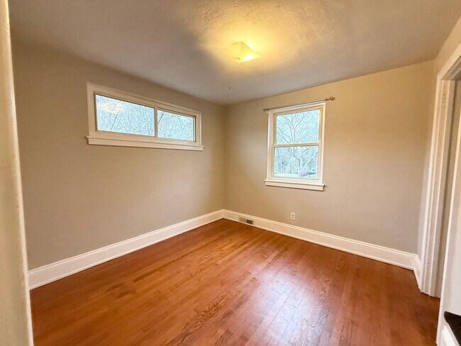 Building Photo - Beautiful Brick Home in Prime Hickory Location – Spacious Layout & Hardwood Floors!