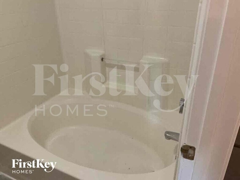 Building Photo - 12 Hickory Knoll Ct