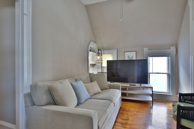 Building Photo - Lyndale Livings