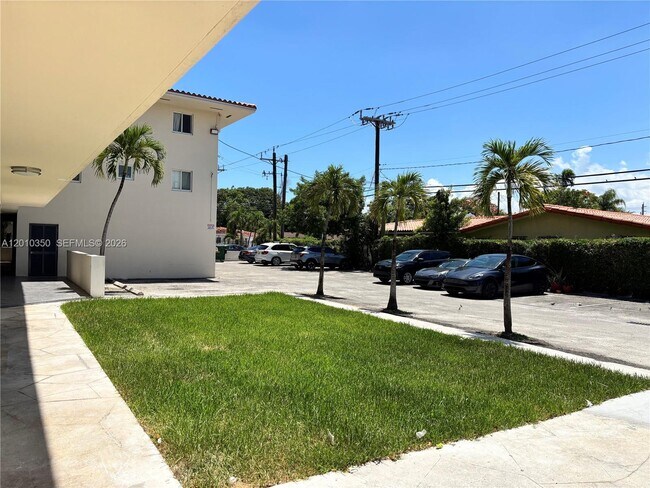 Building Photo - 1014 Salzedo St