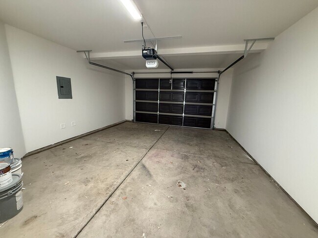 Building Photo - Remodeled 3 Bed / 2.5 Bath Townhome in Great Location
