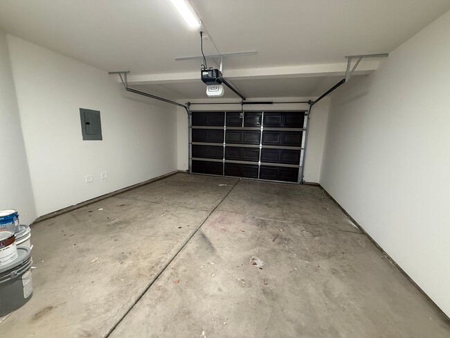 Building Photo - Remodeled Bluffview Townhome