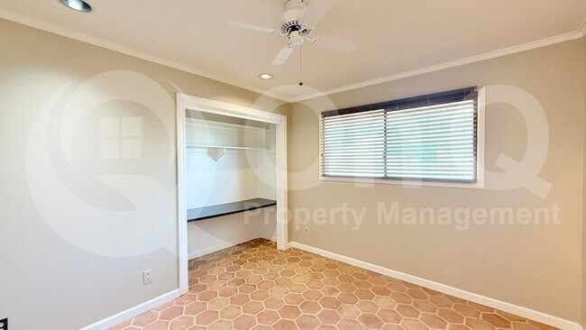 Building Photo - 3821 S Kenwood Ln