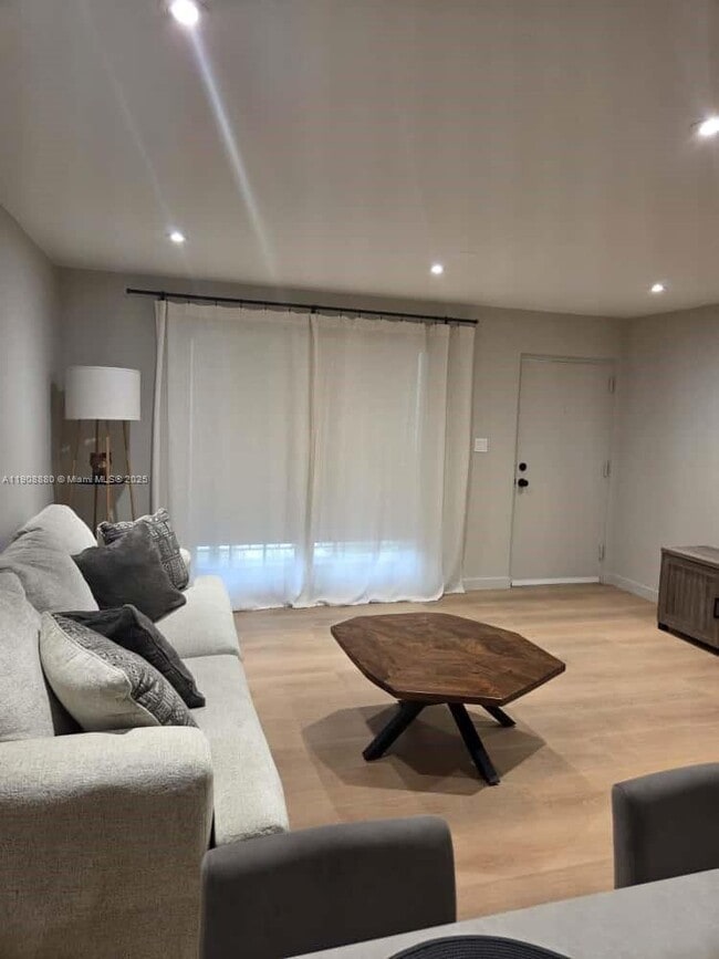 Building Photo - 10824 N Kendall Dr