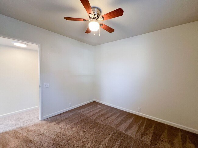 Building Photo - Spacious 3 Bed 2 Bath Home